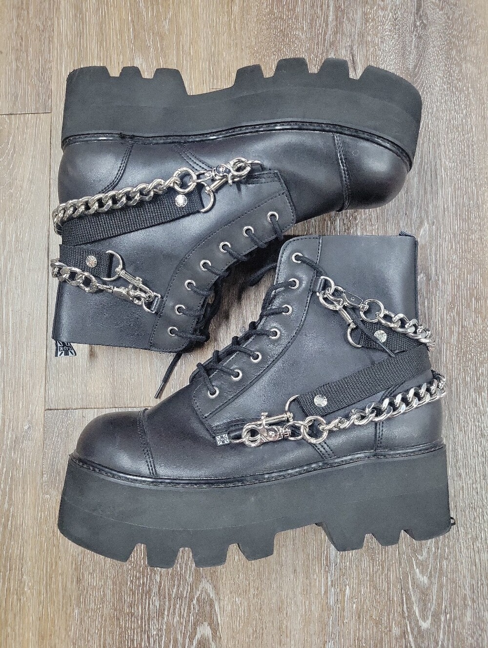 T.U.K 7 Eye Chains Straps Dino Lug Platform Boots Size M 10. A9752